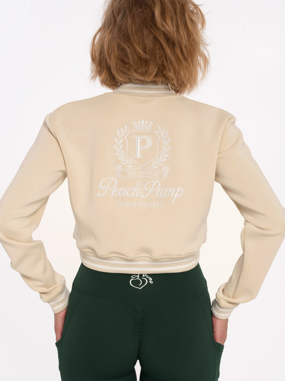 Късо бежово спортно яке с бродерия на гърба и джобове