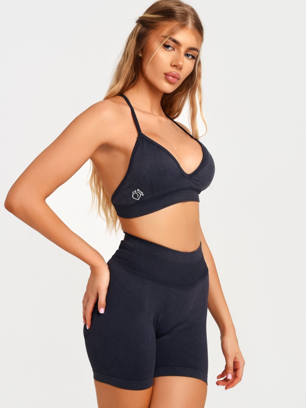 Graphite Black Set with Seamless Fabric and a Second-Skin Fit