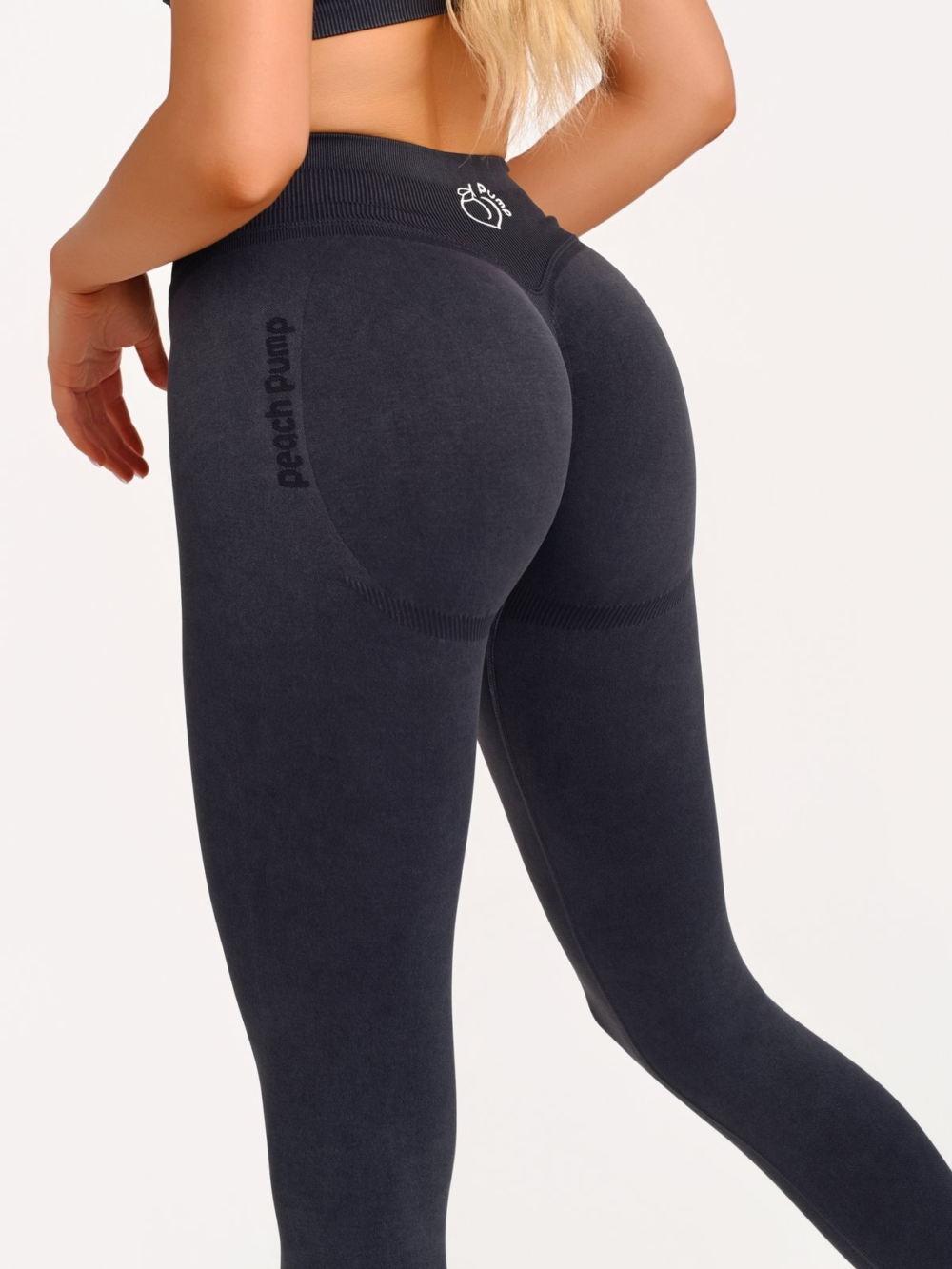Black leggings with seamless fabric, a ribbed waistband and a shaping silhouette.