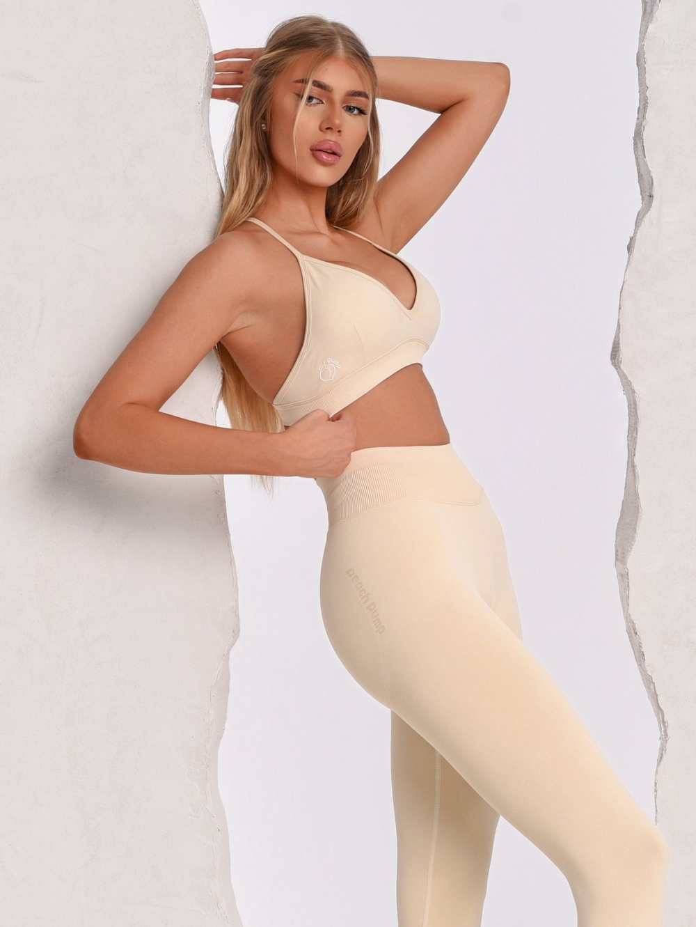 Beige leggings with a lifting effect and a comfortable fit.