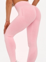Спортен комплект в розово с вплетени надписи Peach Pump и елегантна спортна визия.
