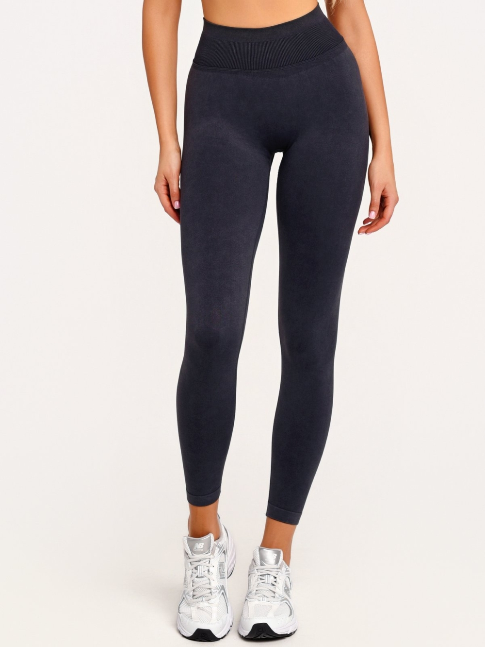 Women's black leggings with a ribbed waistband that enhances the waist.