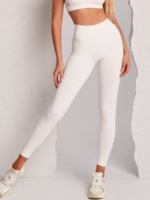 Seamless white leggings with a ribbed waistband that enhances the waist and provides stability.