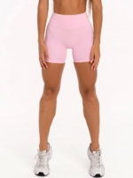 Спортни Biker Shorts в розово с бели странични линии, които подчертават силуета.