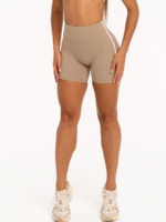 Biker Shorts в бежово с висока талия и свобода на движение при всяка тренировка.