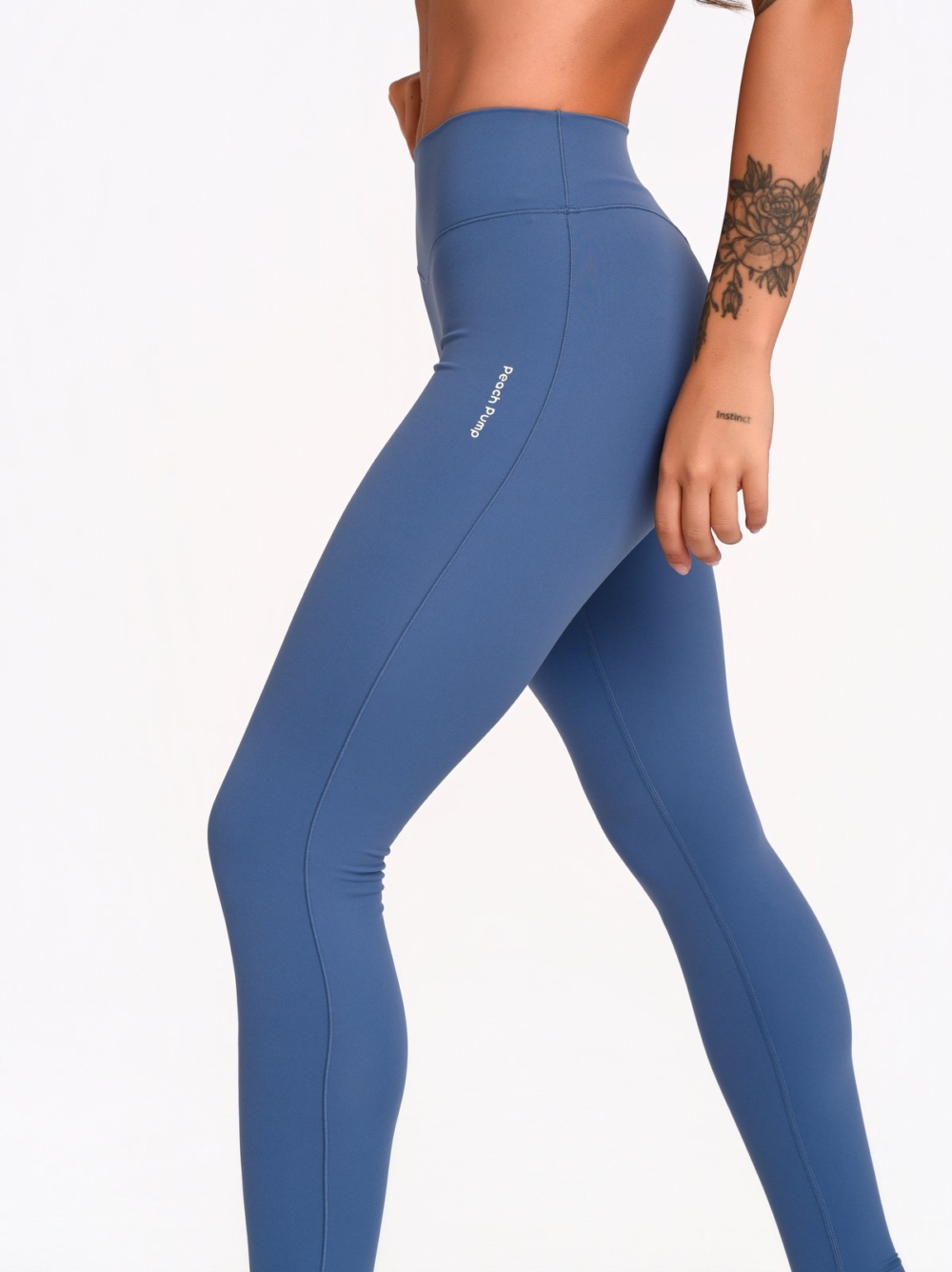 Plave sportske tajice s Invisible Scrunch detaljem za lijepo naglašavanje prirodnih oblina.