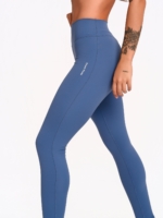 Plave sportske tajice s Invisible Scrunch detaljem za lijepo naglašavanje prirodnih oblina.