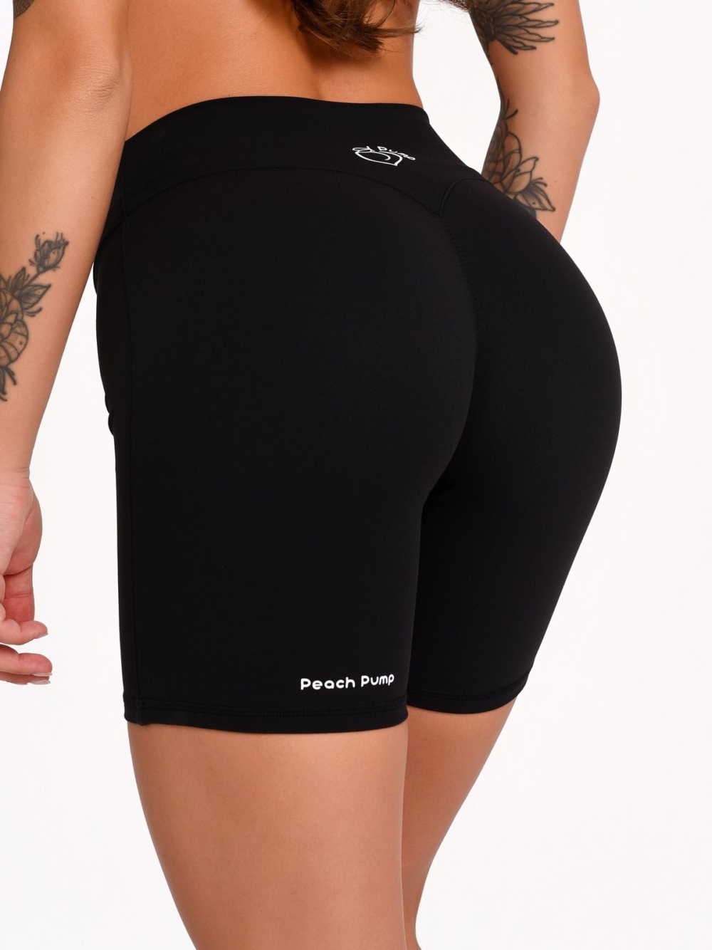 Black short sports leggings with Invisible Scrunch for a beautifully accentuated silhouette.