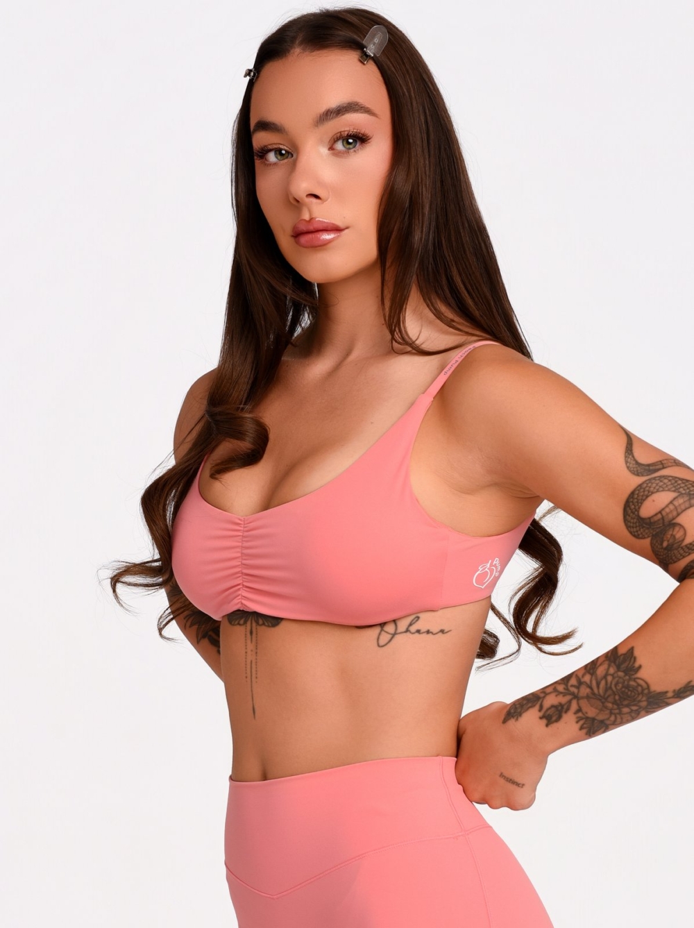 Korallrosa Sport-Bustier für Damen mit dünnen verstellbaren Trägern und Super Push-Up-Polstern.