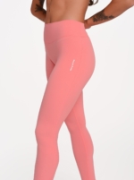 Korallenrosa Sportleggings für Damen aus festem, blickdichtem Material für selbstbewusste Bewegungen.