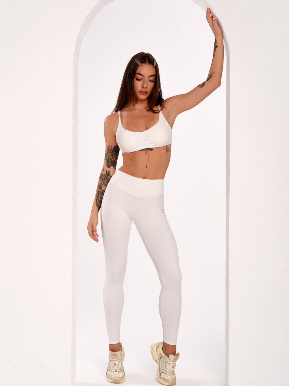 Lange Sportleggings für Damen in Weiß und Off-White mit formendem, femininem Design.