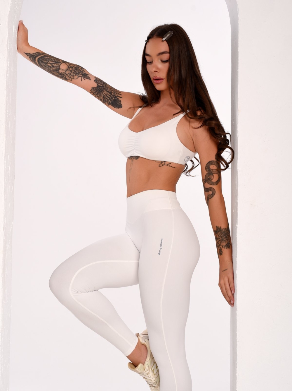 Weiße lange Off-White Leggings für Damen mit mittelhohem formendem Bund und präzisen Nähten.