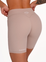 Peach Pump beige short sports leggings with Invisible Scrunch and a curve-enhancing design.