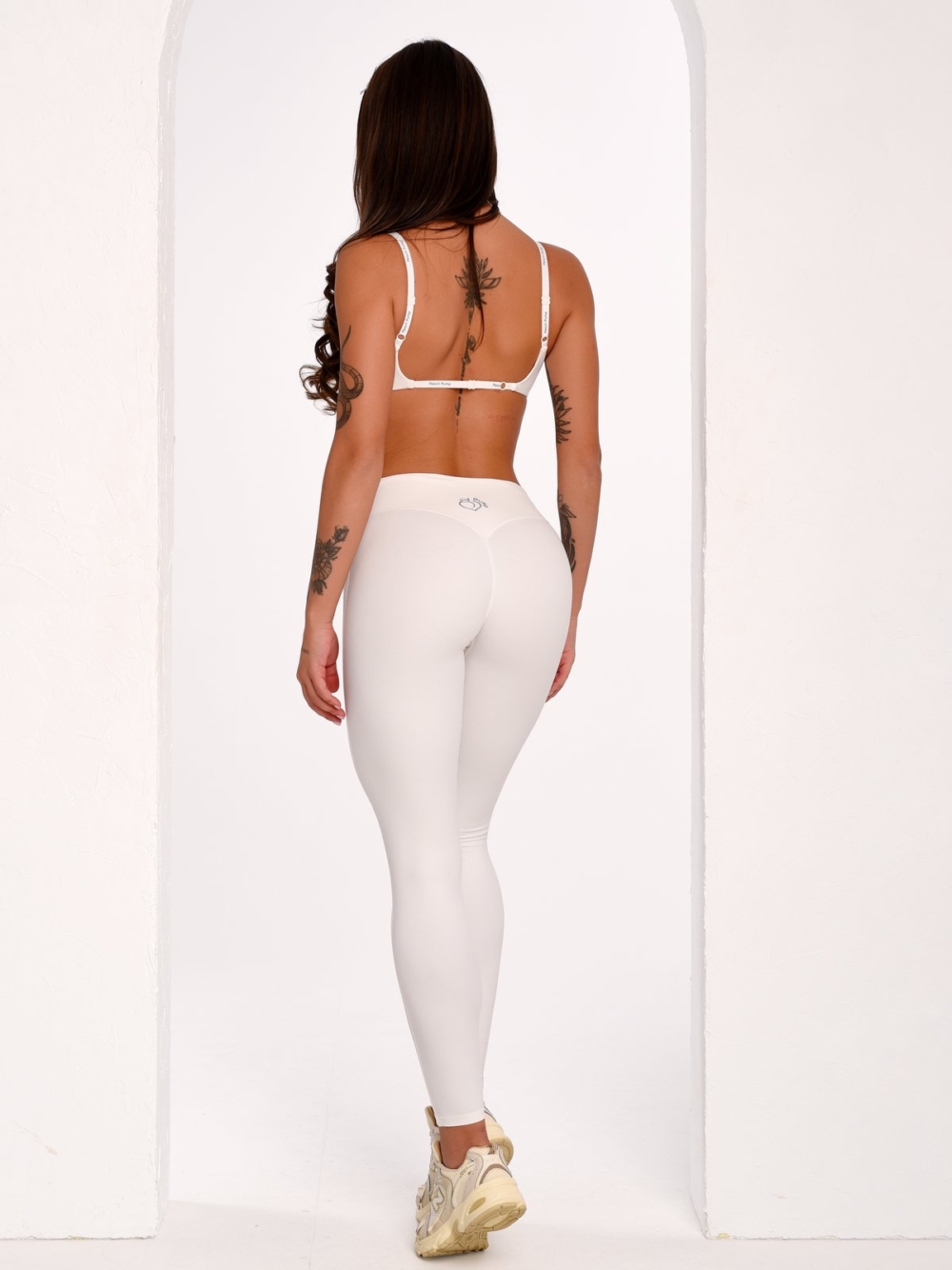 Weiße Off-White Sportleggings für Damen aus dichtem, blickdichtem Material für ein sicheres Tragegefühl.