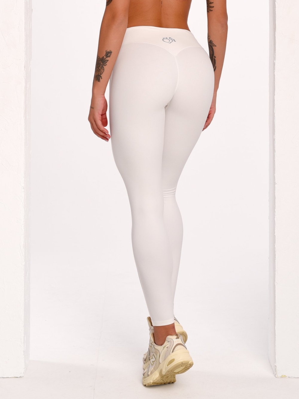 Sportleggings für Damen in Weiß und Off-White mit mittelhohem Bund und Invisible Scrunch.