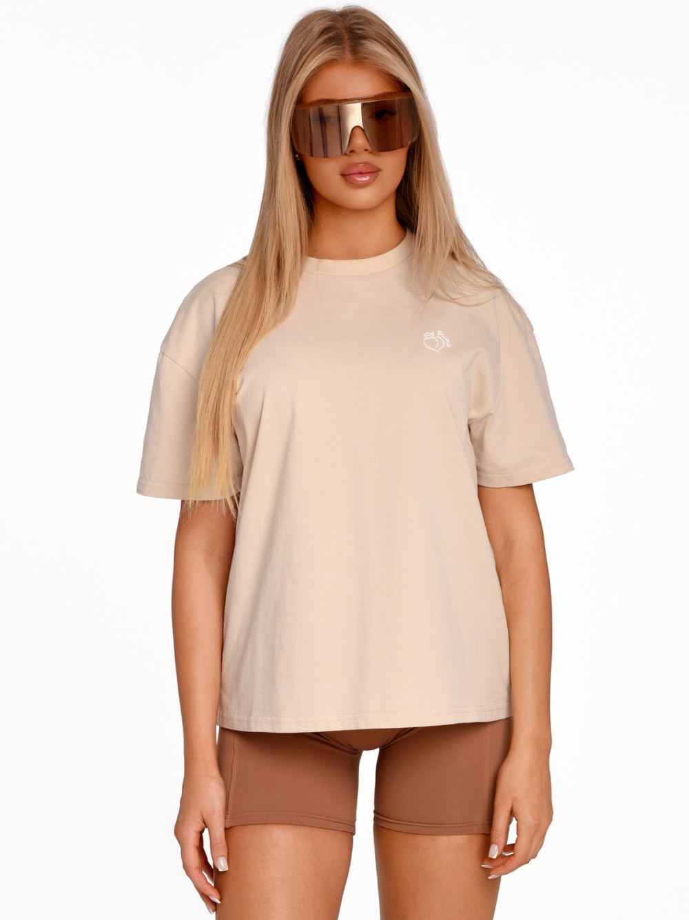 Tricou lung de damă Peach Pump, cu o scenă retro colorată din sala de fitness.