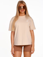 Tricou lung de damă Peach Pump, cu o scenă retro colorată din sala de fitness.