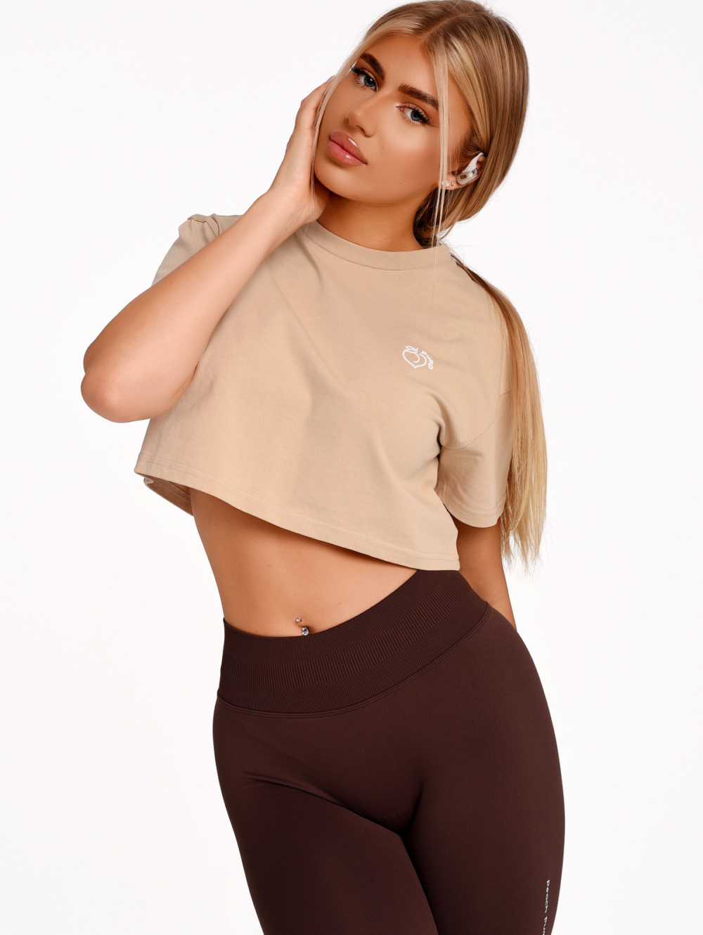 Tricou crop bej din bumbac pentru fitness, cu logo cauciucat Peach Pump.