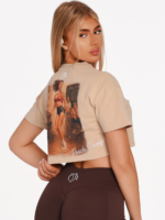 Model de tricou crop pentru fitness bej de damă cu imprimeul „Jump“ Peach Pump.