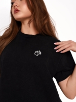 Women’s workout T-shirt with a comfortable fit and rubberized logos.