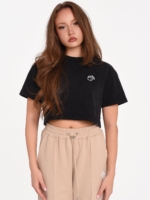 Black Peach Pump crop T-shirt for workouts, leisure, and urban looks.