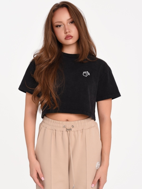 Black Peach Pump crop T-shirt for workouts, leisure, and urban looks.